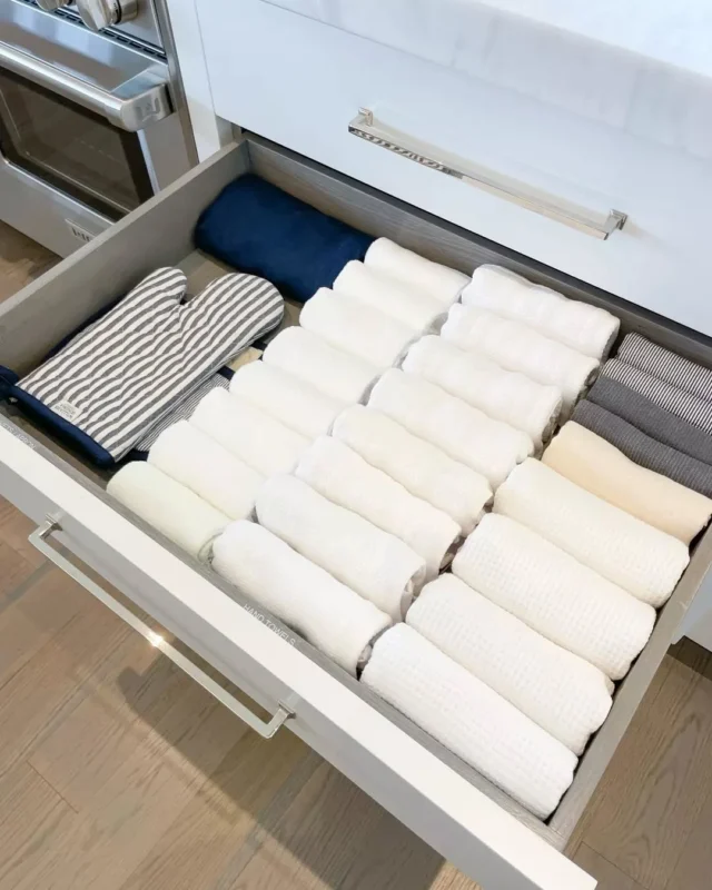 We love getting summer homes ready for the season! 🌞 For this Hamptons kitchen, we created systems that make mealtime easier, stress lower, and the space work seamlessly for everyone. 🍴 From tidy drawers to streamlined cabinets, the right setup means you can actually see what you have—and use it.

Swipe to see how a few smart changes can completely transform the busiest room in the house. ✨